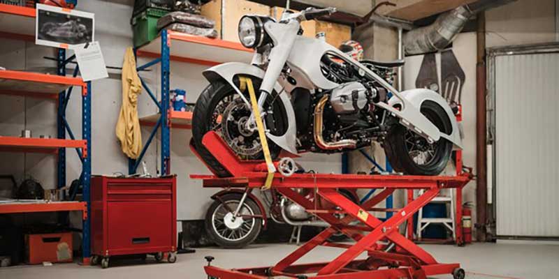 Reparación moto en elevador taller