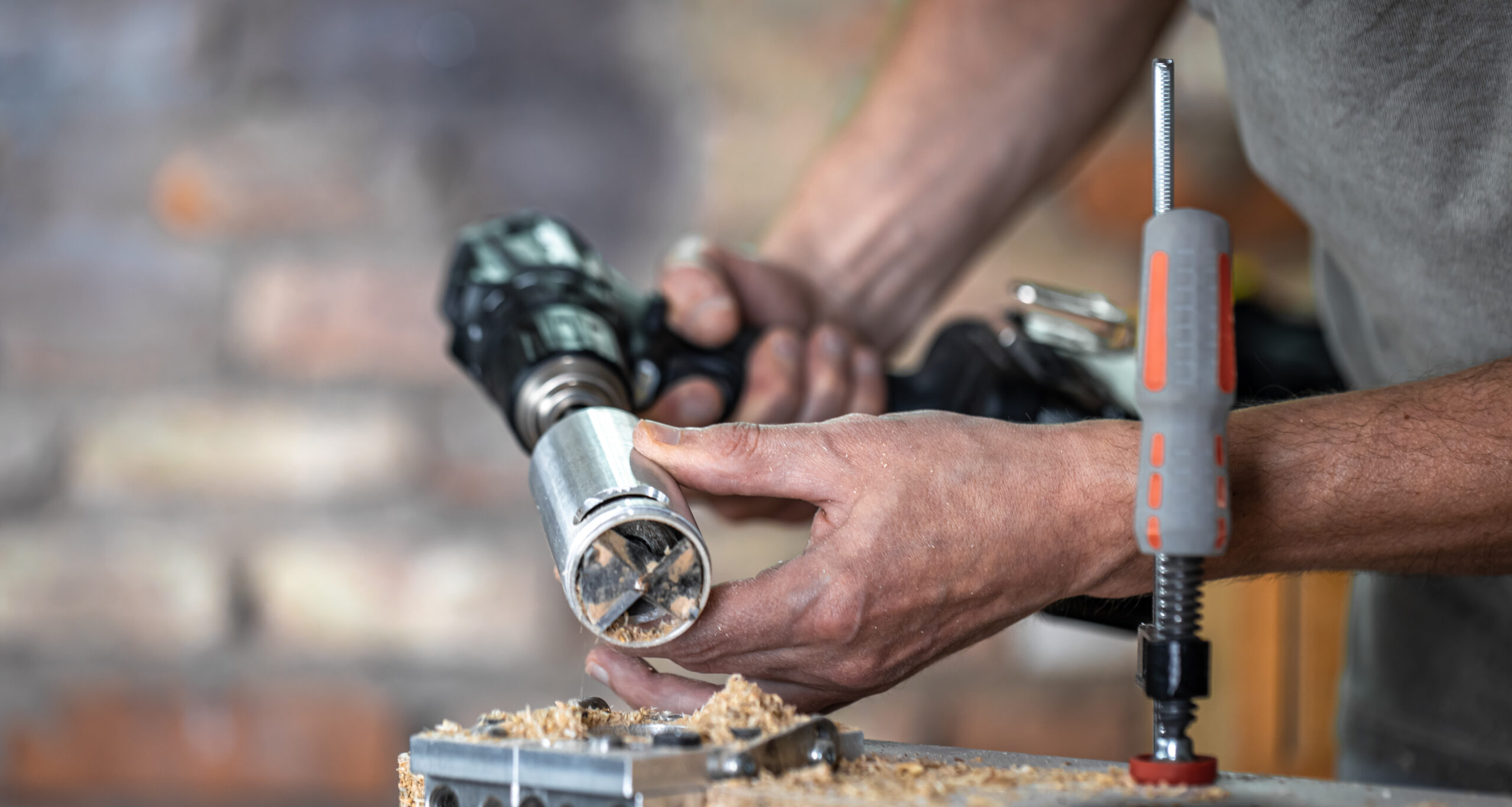 Roscadora eléctrica: usos e importancia en el sector industrial - Igardi Herramientas roscadora electrica